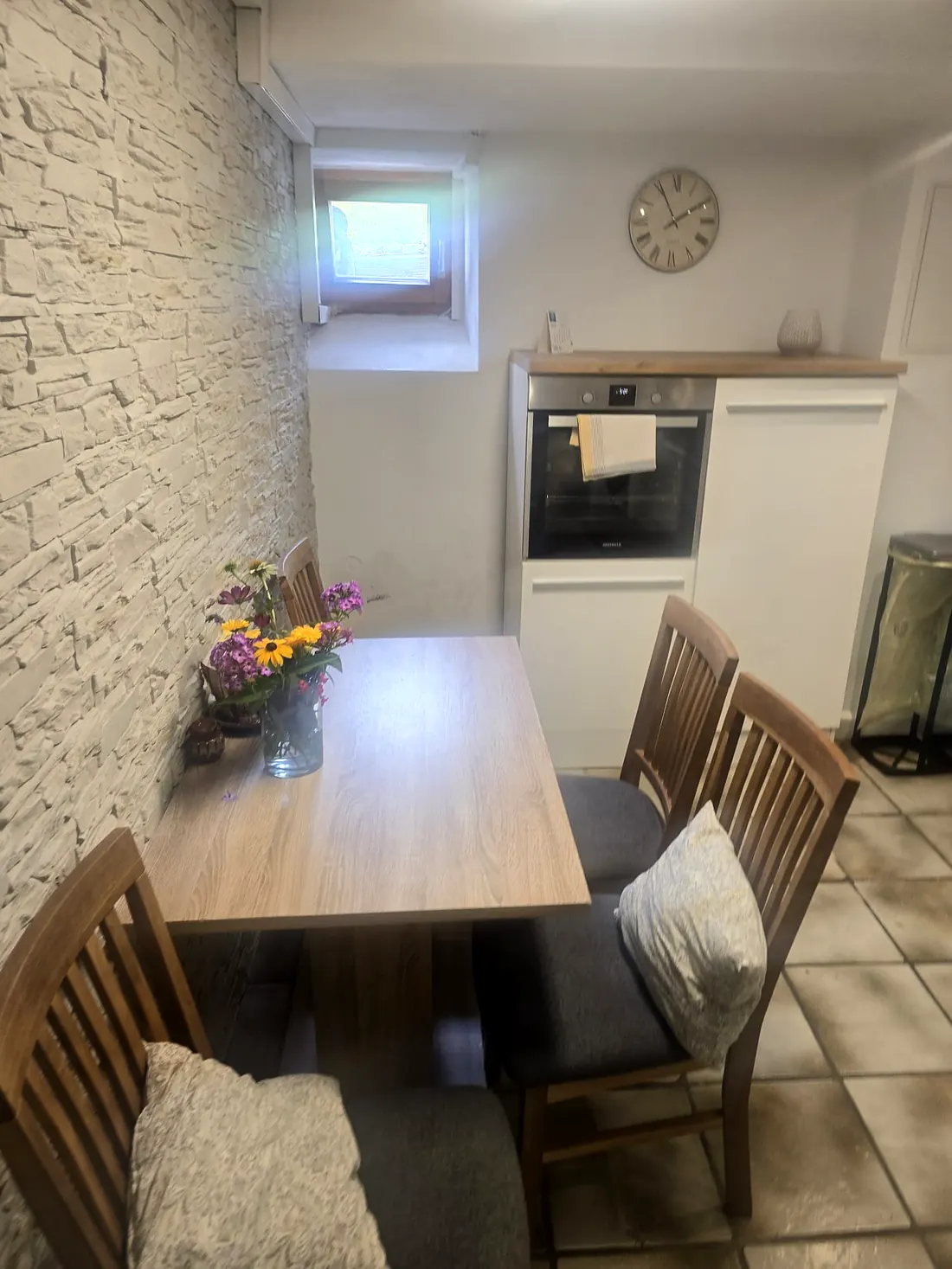 Küche mit Esstisch in Wohnung 2