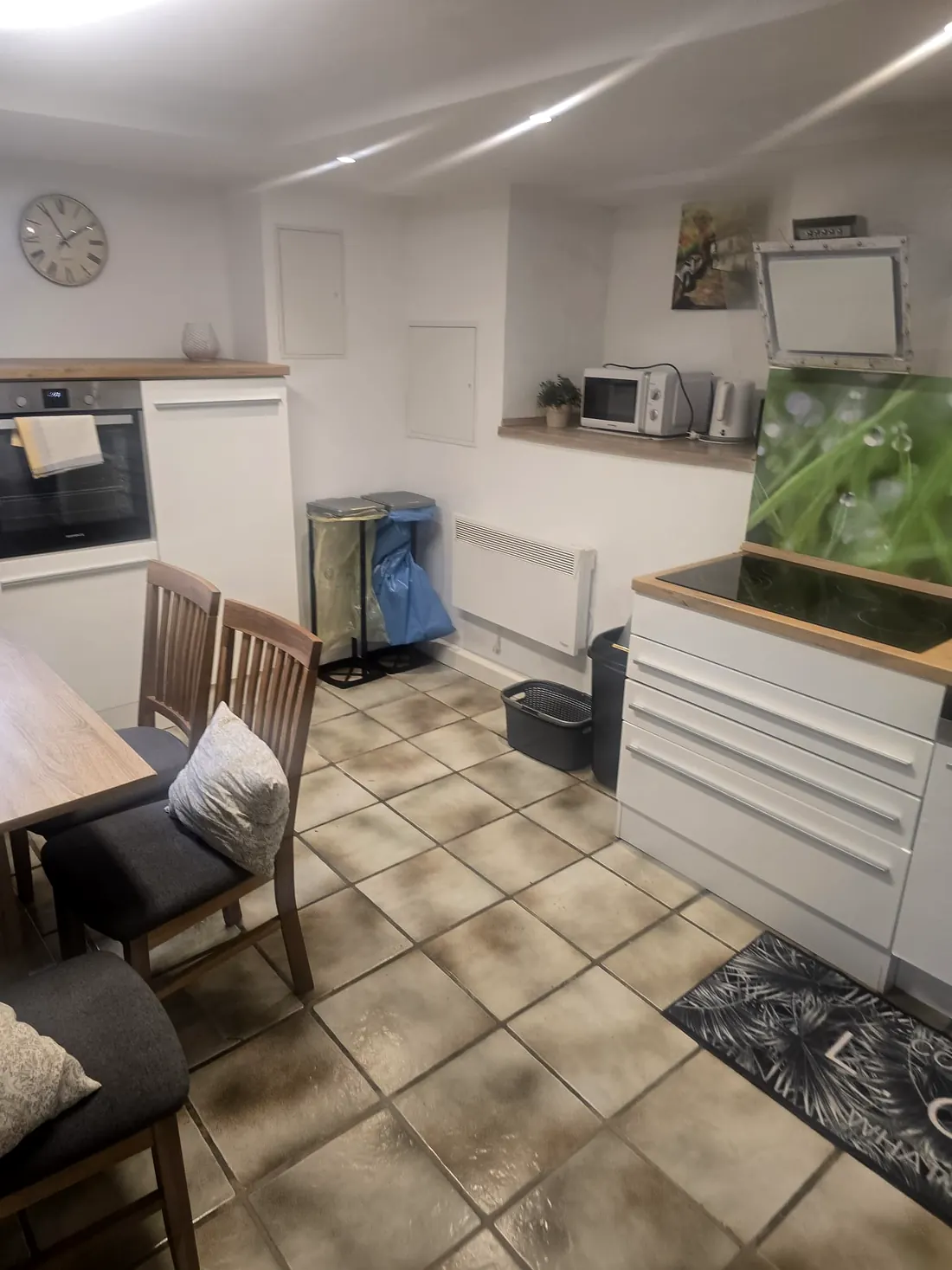 Küchenbereich mit Waschmaschine in Wohnung 2