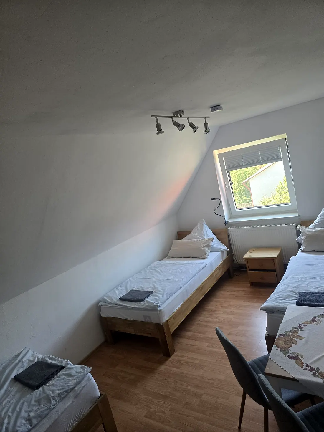 Schlafzimmer unter dem Dach in Wohnung 1 mit drei Betten