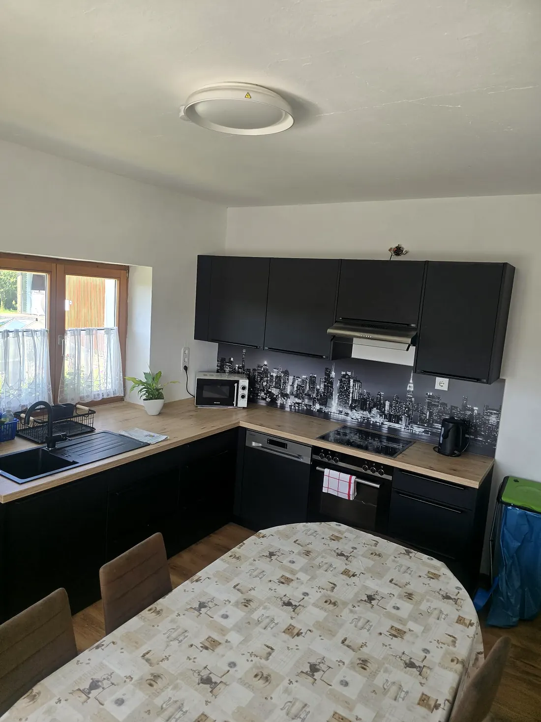 Voll ausgestattete Küche mit Essbereich in Wohnung 1