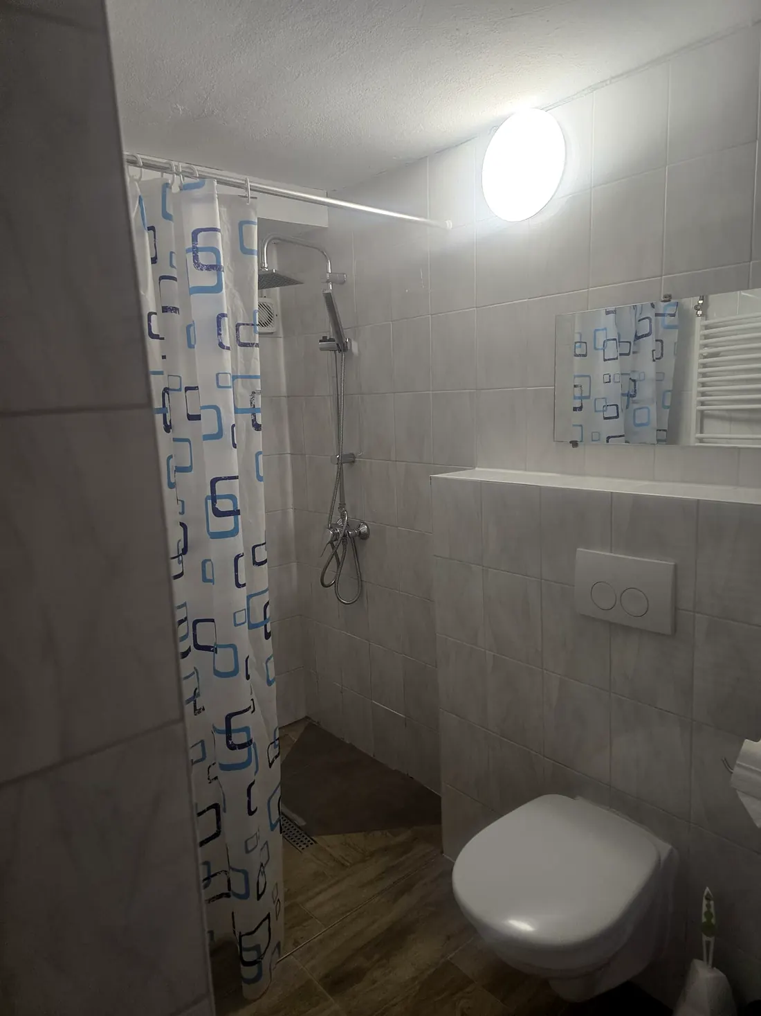 Dusche und WC in Wohnung 2
