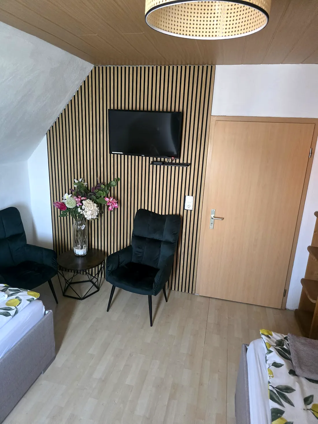 Sitzbereich in Wohnung 1 mit Sesseln und Fernseher