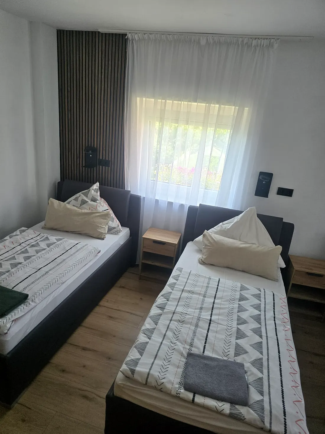 Schlafzimmer in Wohnung 1 mit zwei Einzelbetten am Fenster