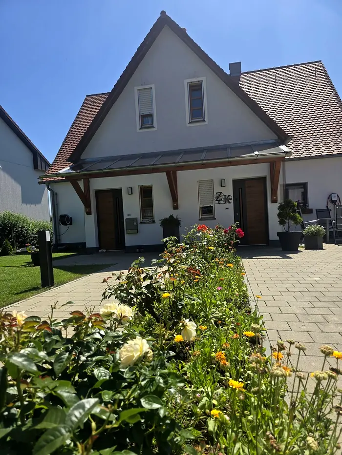 Vorderansicht des Ferienhauses mit Rosenbeet