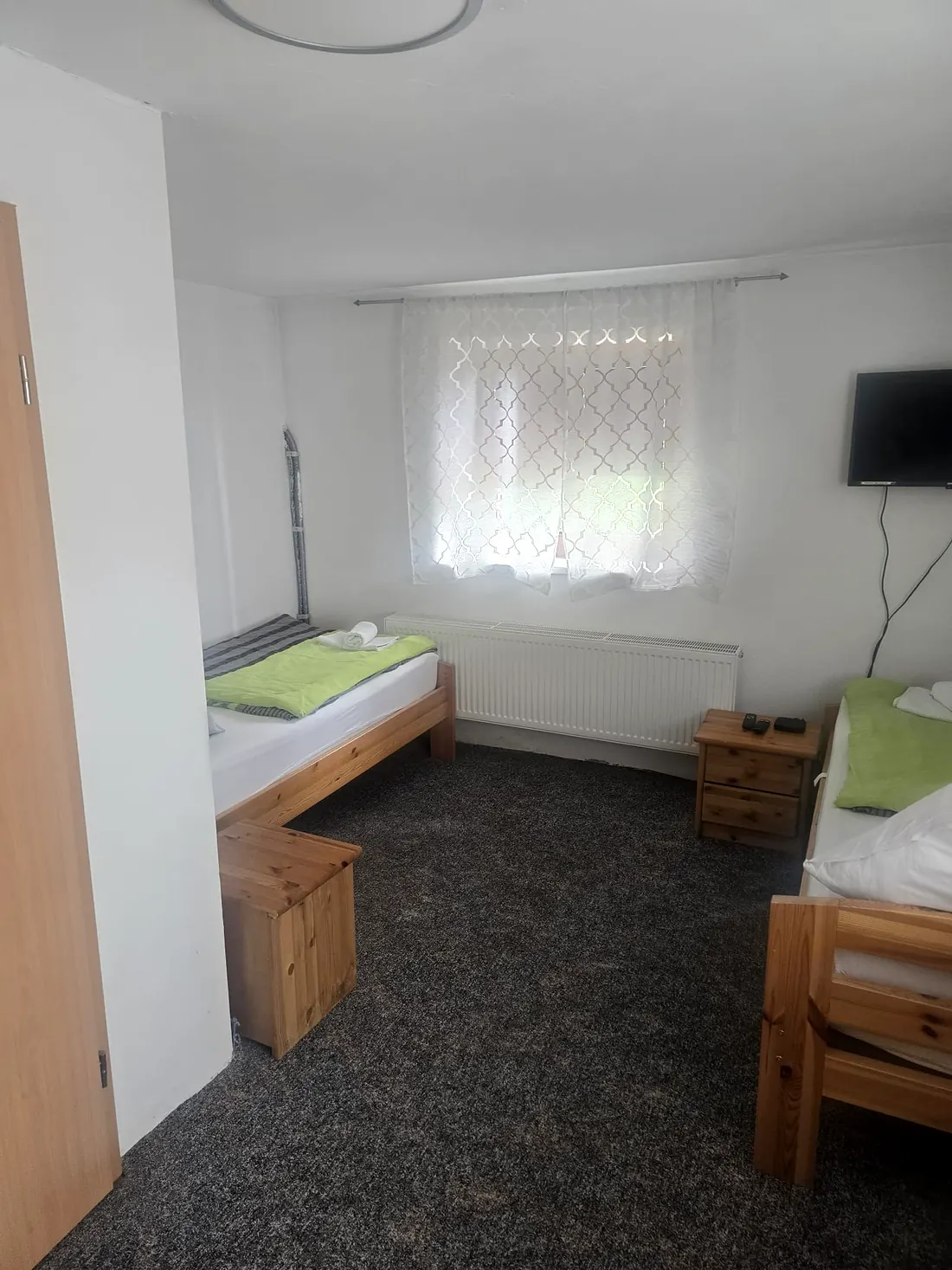 Weiteres Schlafzimmer in Wohnung 2 mit zwei Einzelbetten