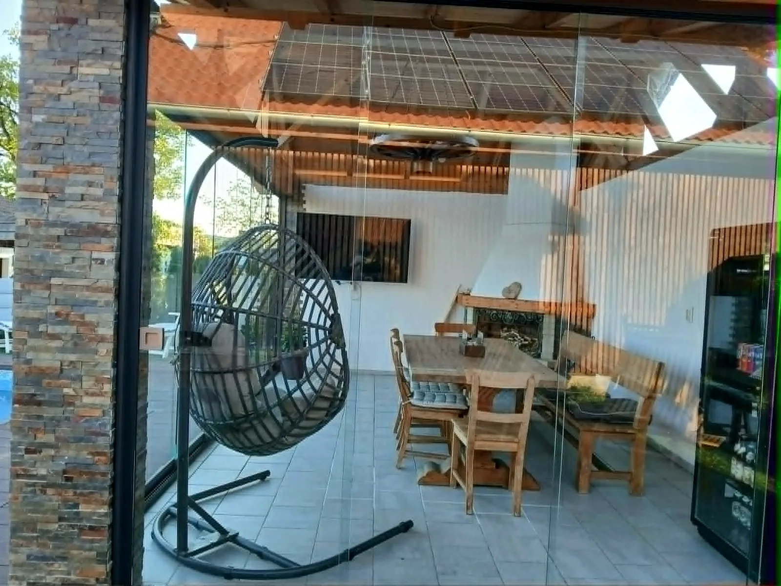 Lounge-Bereich mit Hängesessel und Kamin
