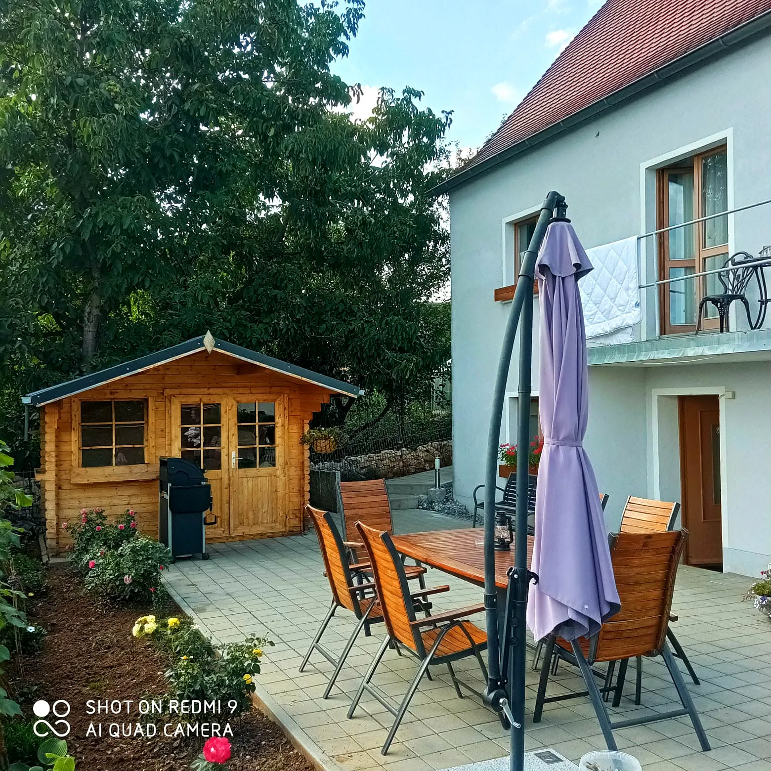 Terrasse mit Gartenhaus, Grill und Sitzgruppe