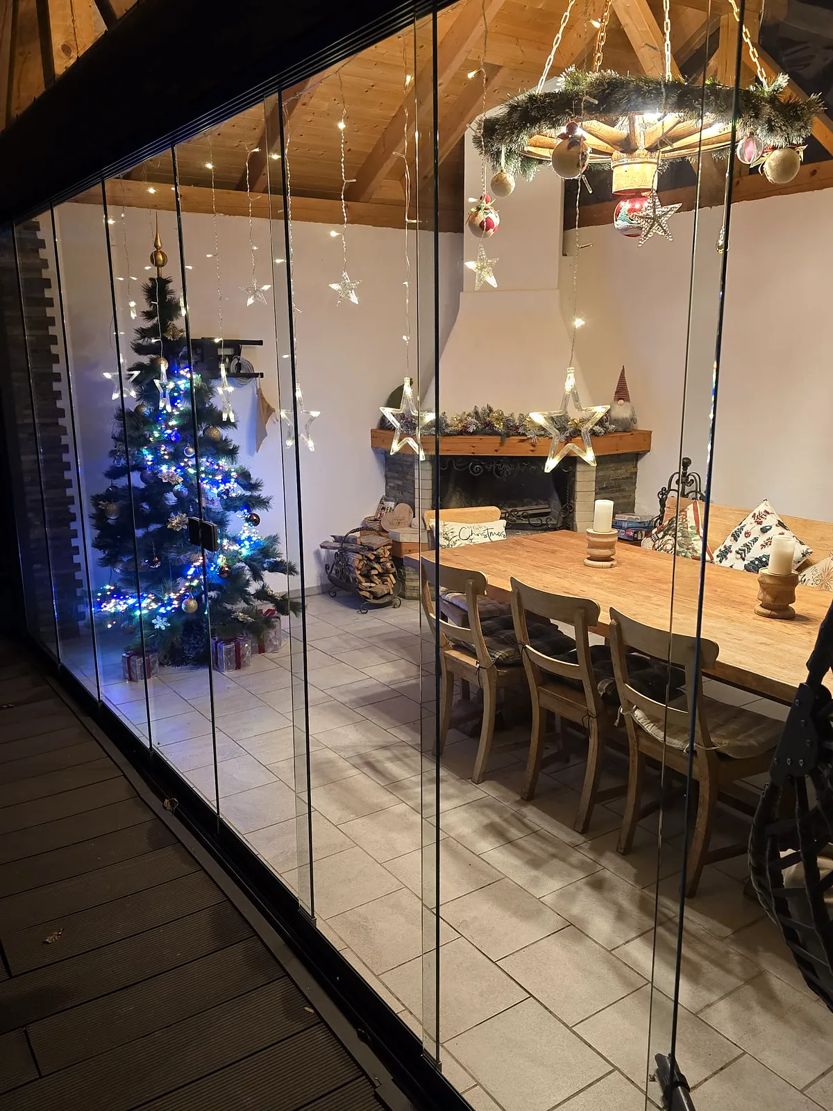 Weihnachtsbaum im Wellnessbereich, festlich beleuchtet