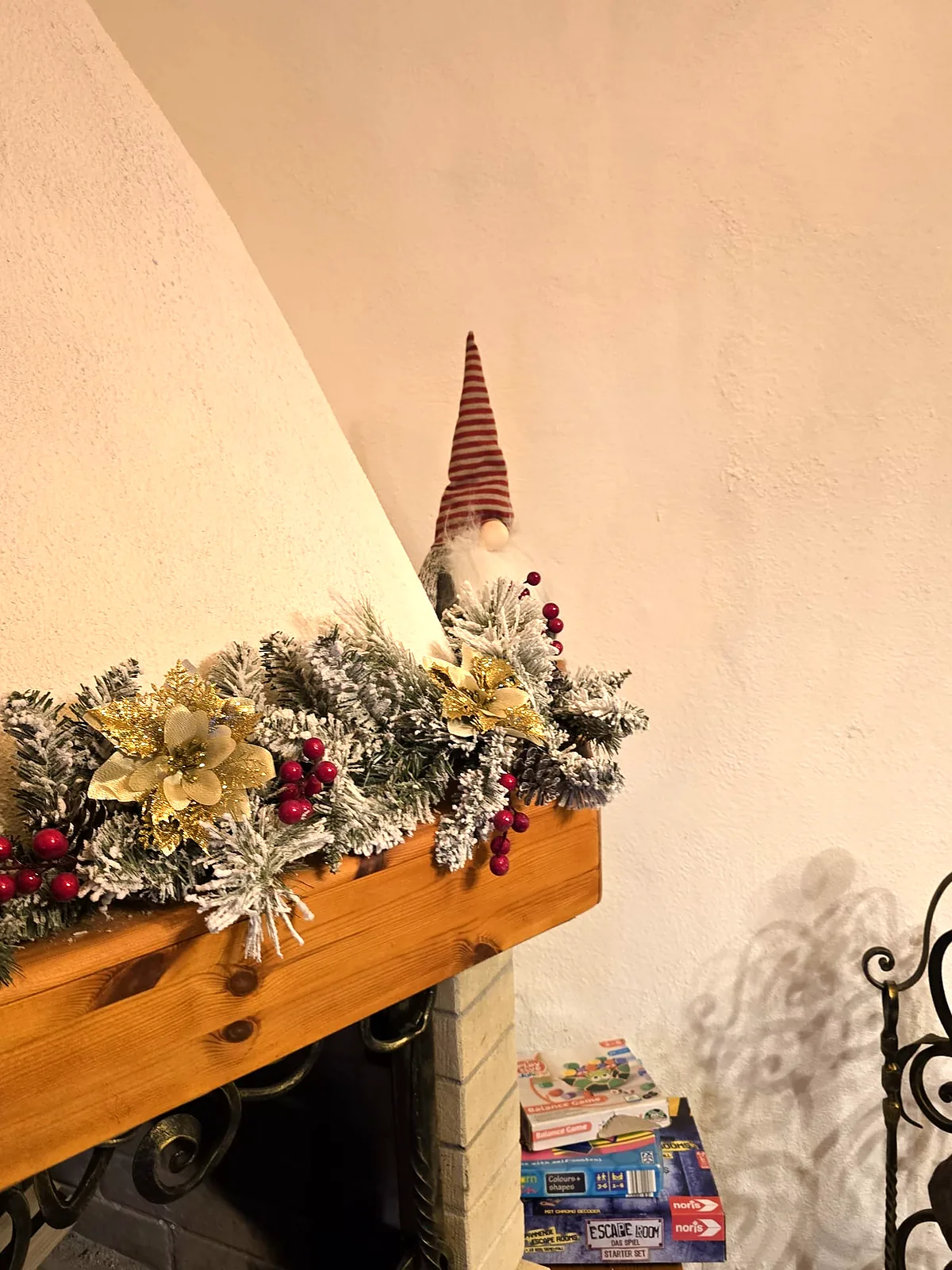 Weihnachtlich gedeckter Tisch im Wellnesshaus