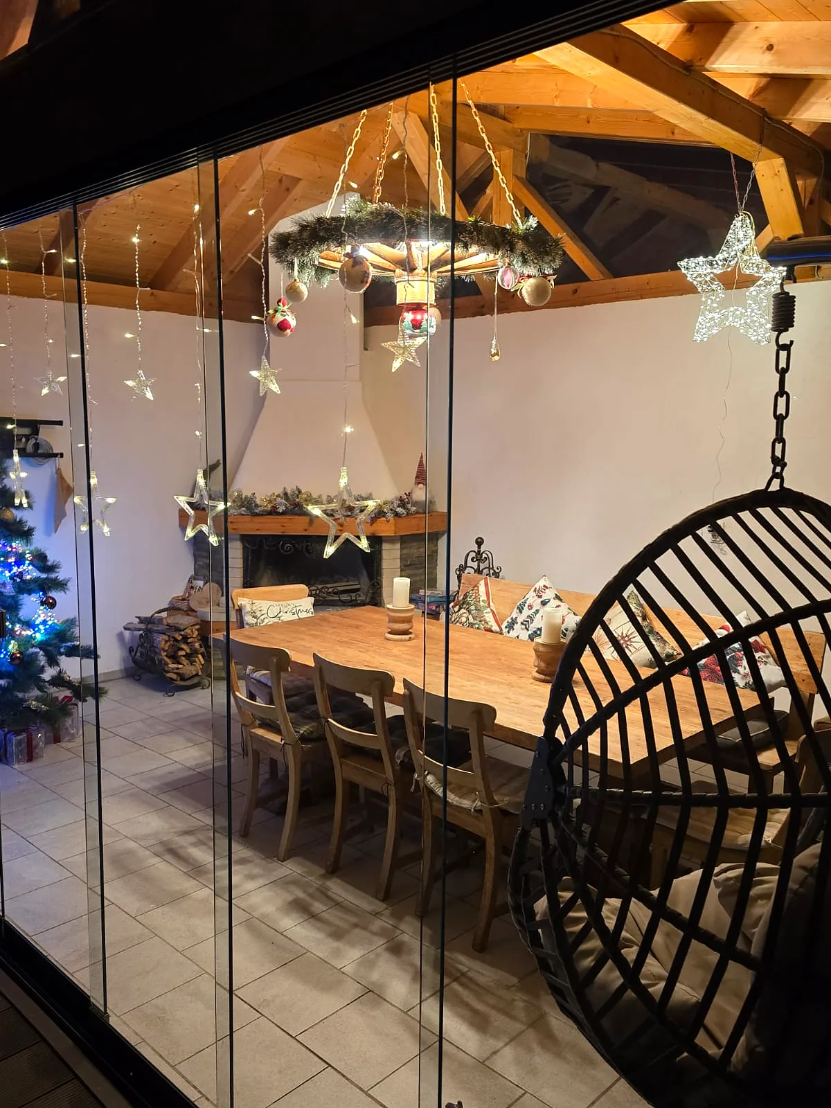 Sternenlichter und Hängesessel im weihnachtlich dekorierten Wellnesshaus