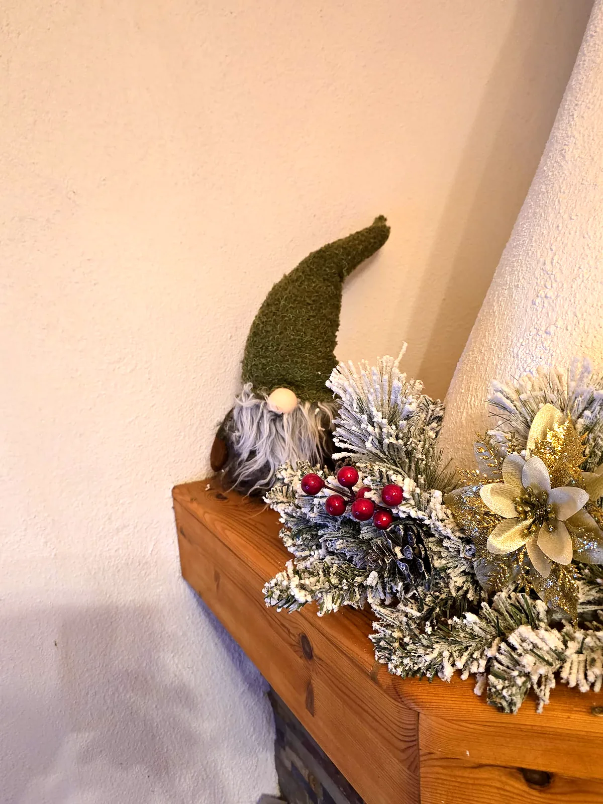 Weihnachtsdekoration am Kamin mit Wichtel-Figur