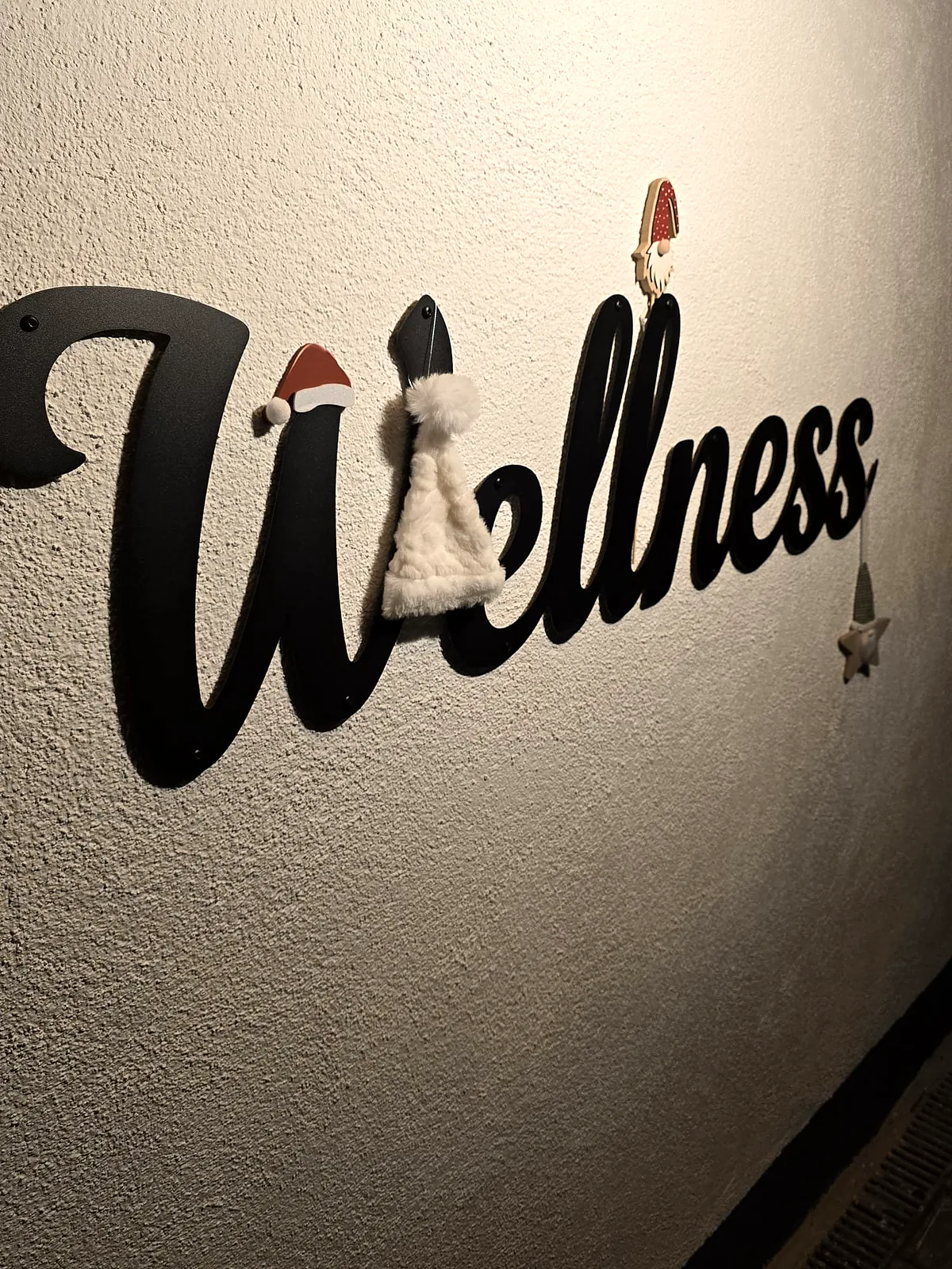 Wellness-Schriftzug weihnachtlich dekoriert