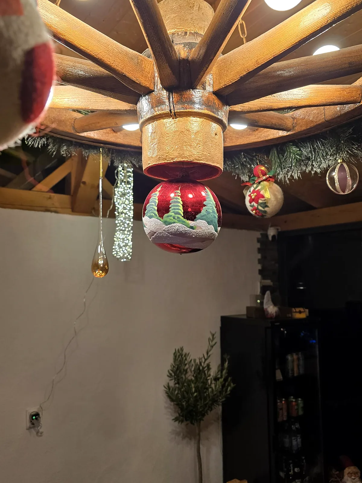 Weihnachtliche Dekokissen auf der Sitzbank