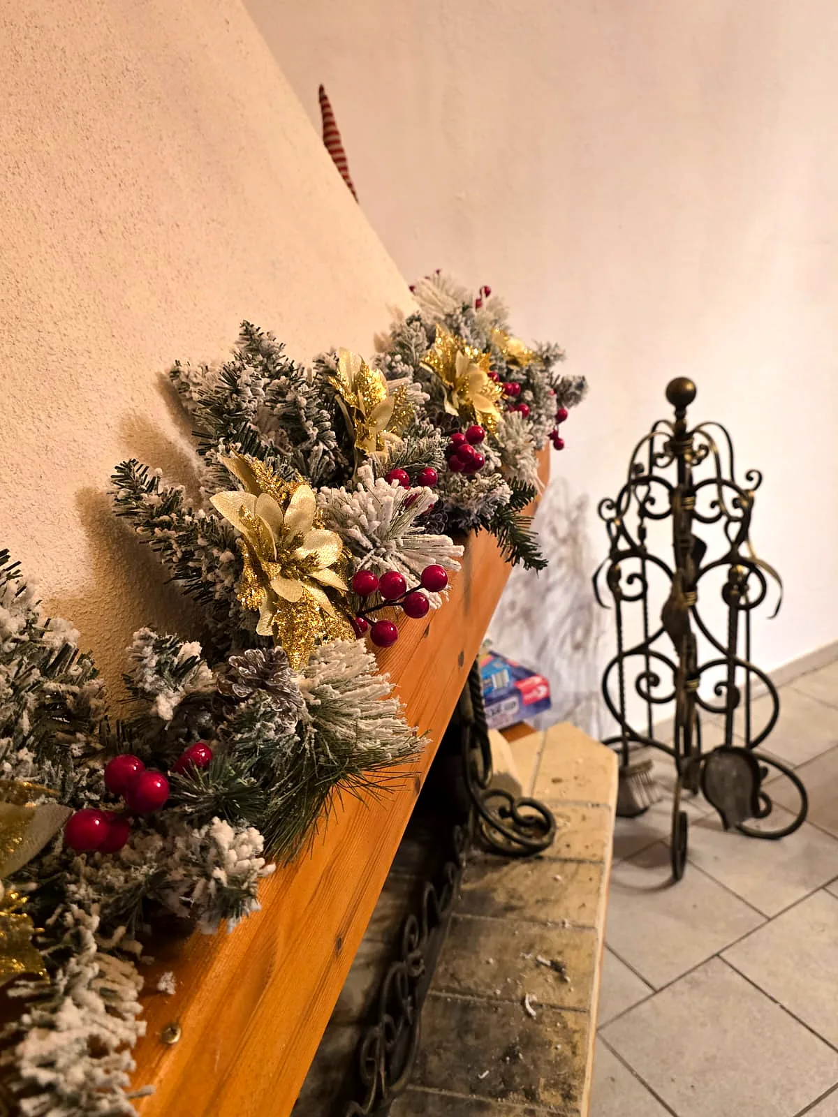 Weihnachtlicher Kaminschmuck mit goldenen Akzenten